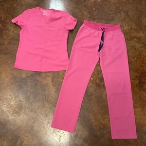 Figs fuchsia scrub set